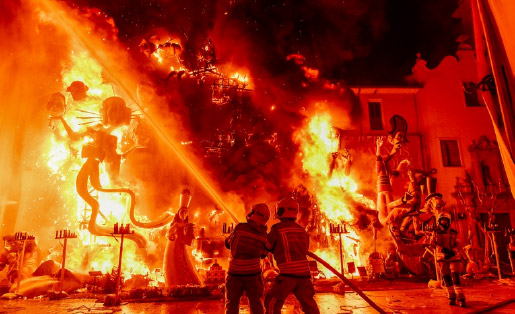 Bomberos apagando una falla.